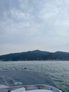 船上から見た金華山