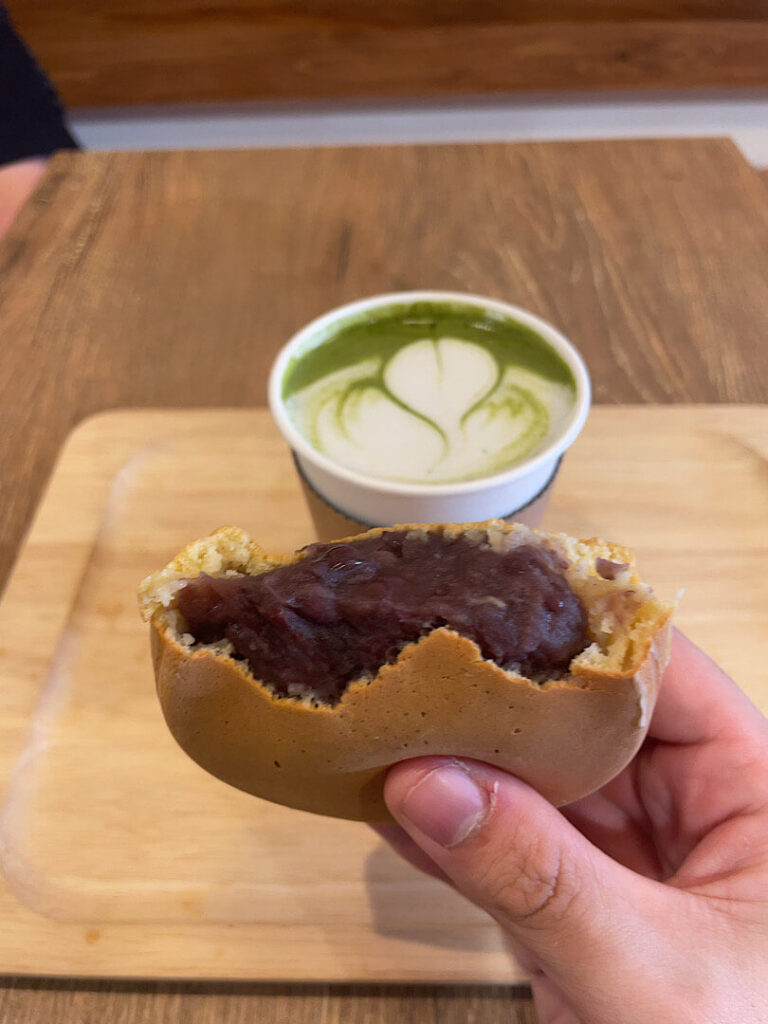 注文した抹茶ラテと今川焼きの食事シーン