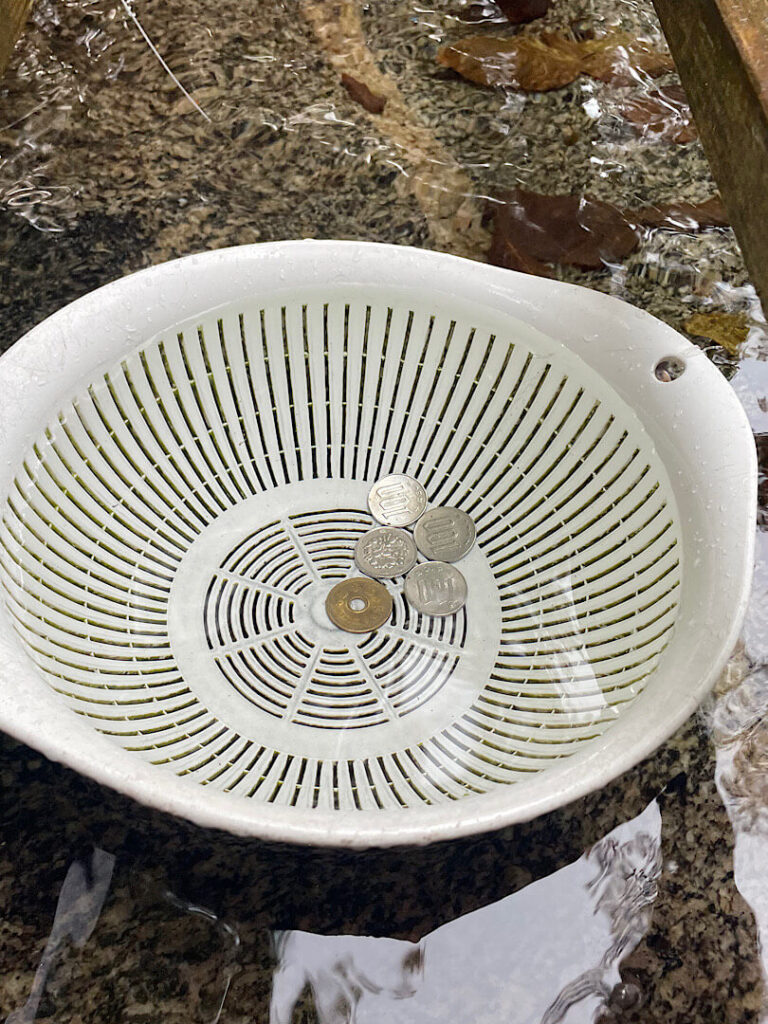 銭洗所でお金を洗っている様子