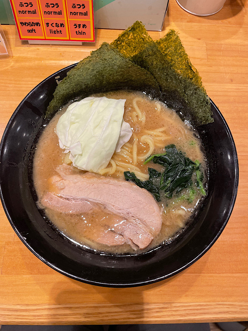 注文した定番の豚骨醤油ラーメン(1)