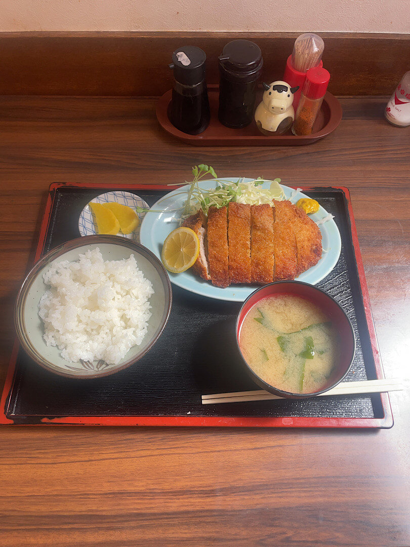 ボリューム満点のとんかつ定食