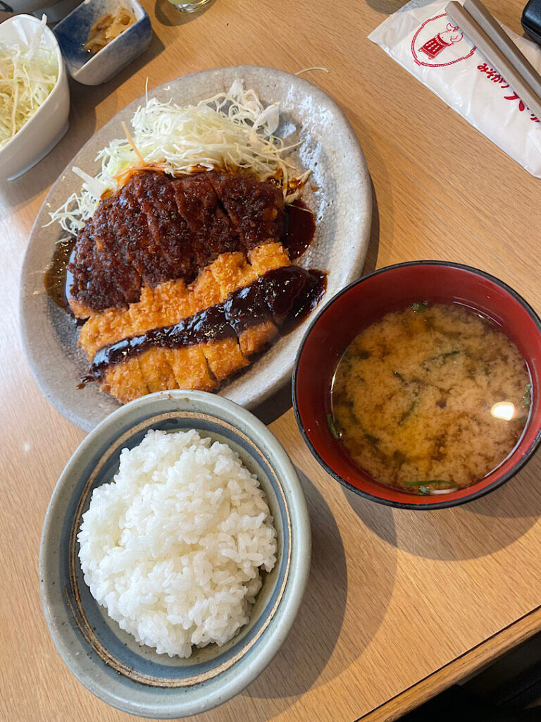 注文した『わらじ定食』（１）
