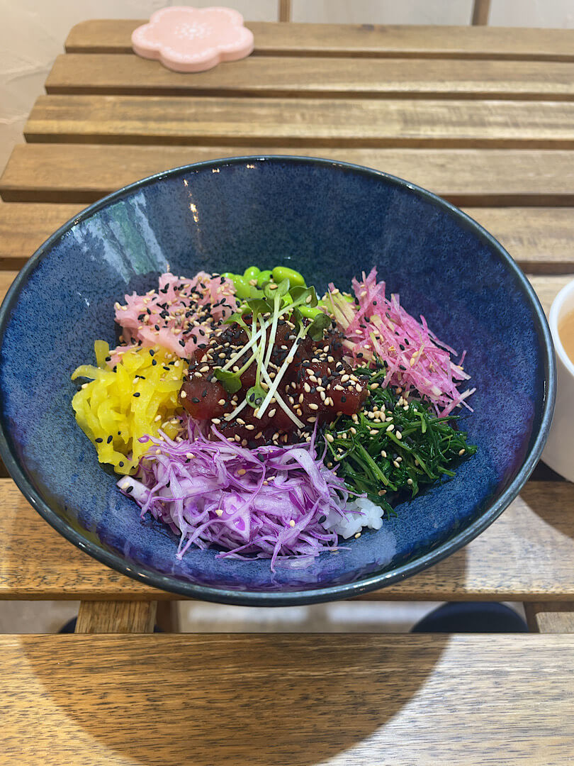 看板メニューのまぐろポキボウル