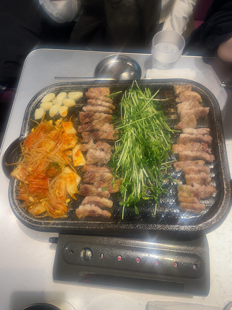 韓国屋台ハンサムの生サムギョプサル(2)