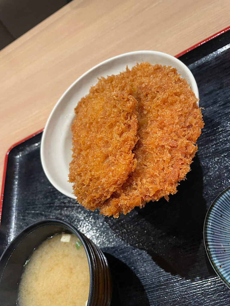 注文した、秩父わらじかつ丼（お店の看板メニュー）