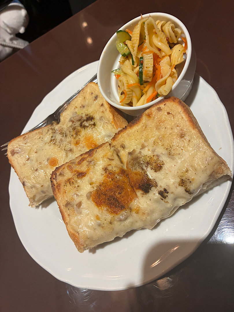 注文した、カフェ・トロワバグのグラタントースト（１）
