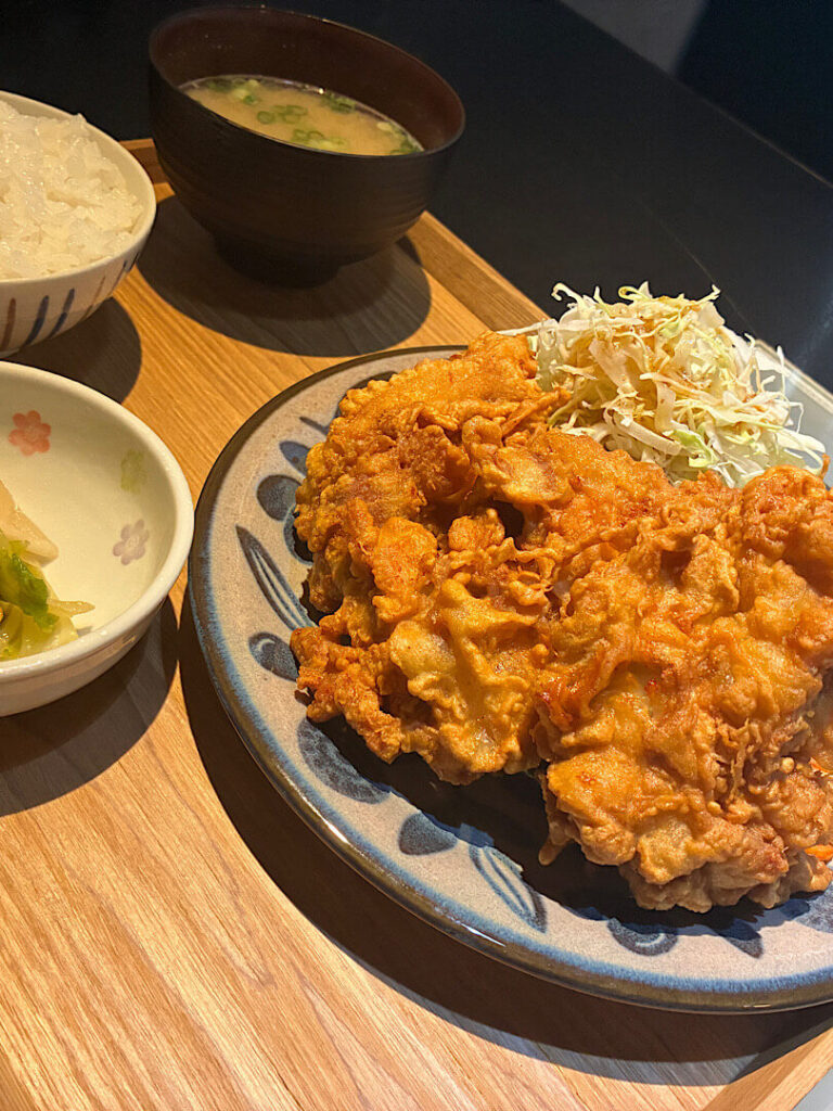 注文した、「腹八分目」の伝説の唐揚定食