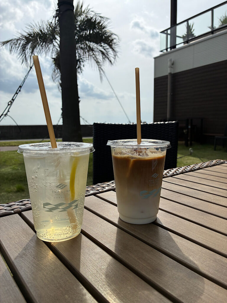 自家製のハニーレモネードとカフェラテ