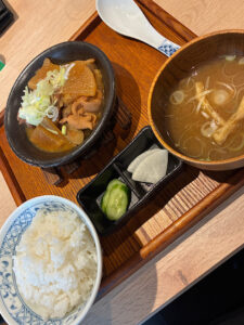 神田食堂のもつ煮定食（１）