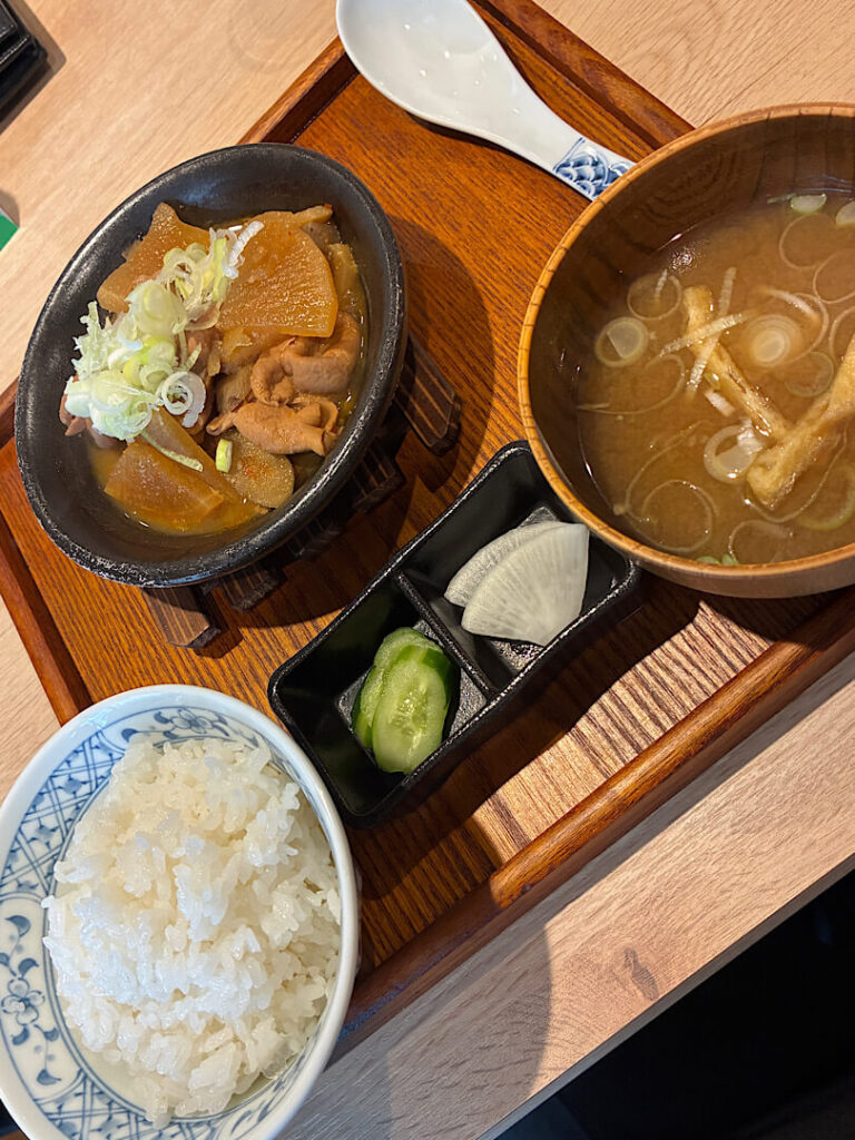 神田食堂のもつ煮定食（１）