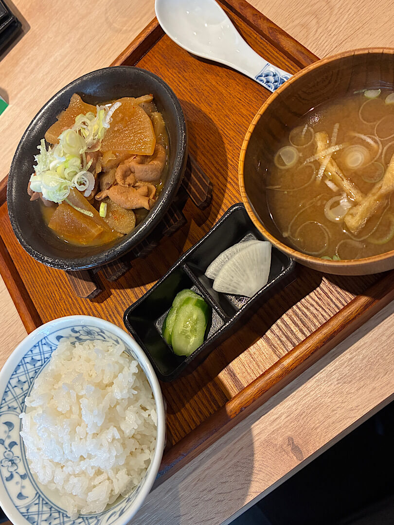 神田食堂のもつ煮定食（１）