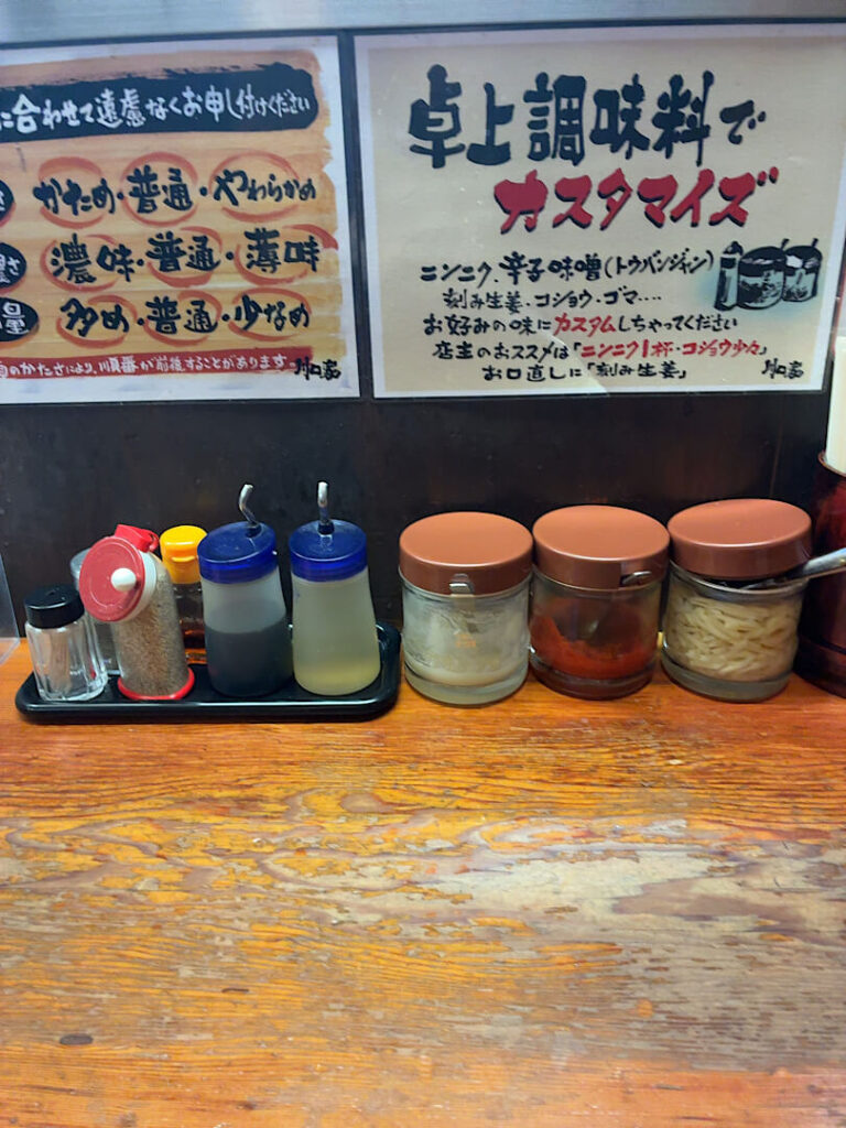 川口家の卓上にある調味料