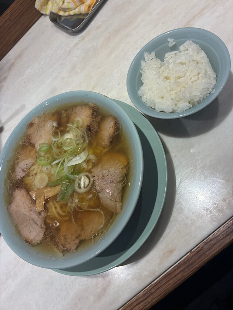 神田ちえちゃんラーメンの定番の中華そばとライス